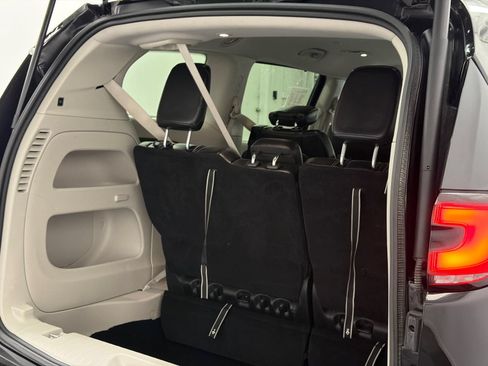 Used 2024 Chrysler Pacifica Touring-L FWD image 8