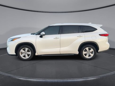 Used 2021 Toyota Highlander LE FWD image 5