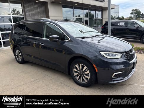 Used 2021 Chrysler Pacifica Touring-L FWD image 1