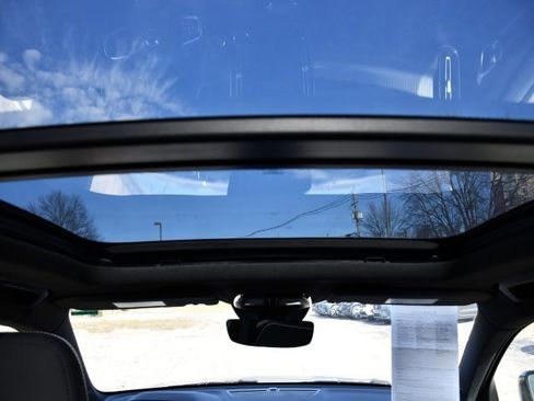 Used 2025 Volvo XC40 B5 Plus image 25