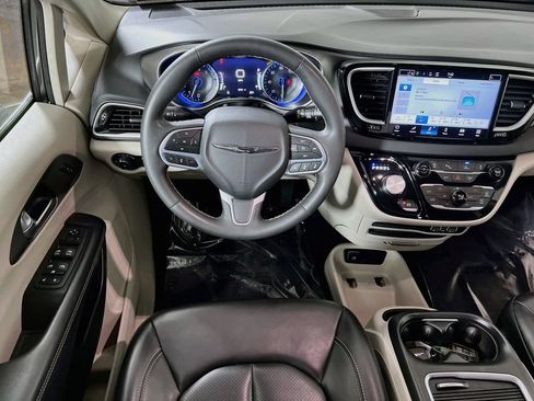 Used 2023 Chrysler Pacifica Touring-L FWD image 19