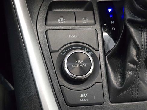 Used 2019 Toyota RAV4 LE w/ Carpet Mat Package AWD/4WD image 16