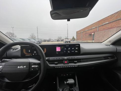 Used 2025 Kia K4 LXS image 33