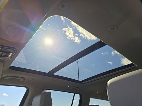 Used 2023 Jeep Wagoneer Series III w/ Premium Group I image 3