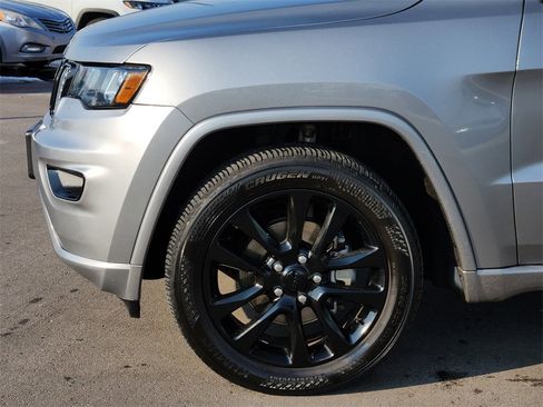 Used 2019 Jeep Grand Cherokee Altitude image 5
