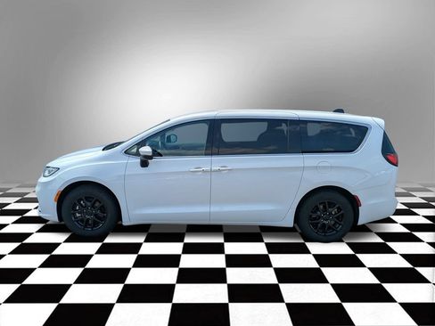 Used 2023 Chrysler Pacifica Touring-L FWD image 3