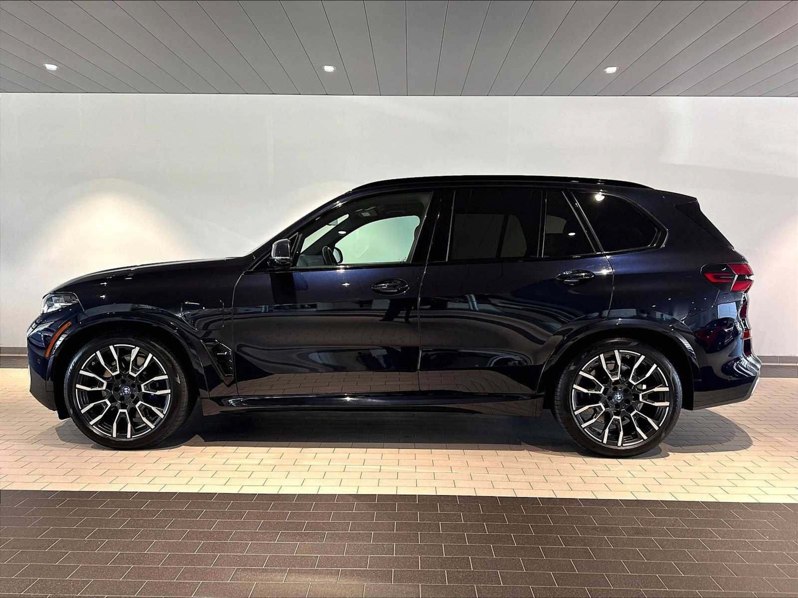 Used 2024 BMW X5 xDrive50e w/ M Sport Package AWD/4WD image 2