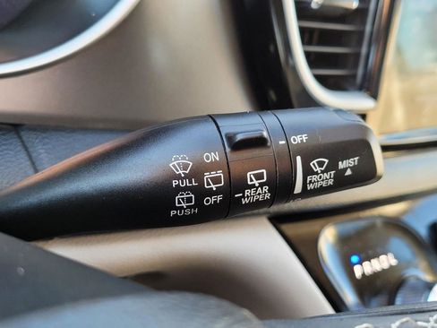 Used 2023 Chrysler Pacifica Touring-L image 34