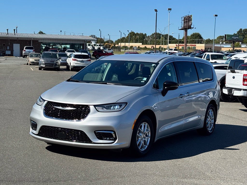 Used 2024 Chrysler Pacifica Touring-L FWD image 2