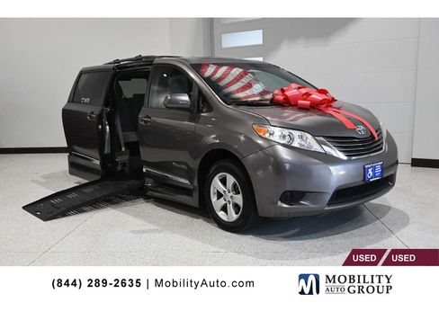 Used 2017 Toyota Sienna LE FWD image 1