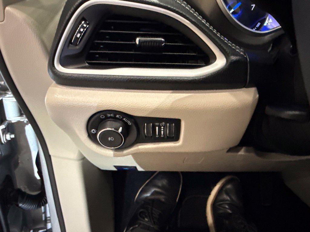 Used 2024 Chrysler Pacifica Touring-L w/ Uconnect Theater Family Group FWD image 36