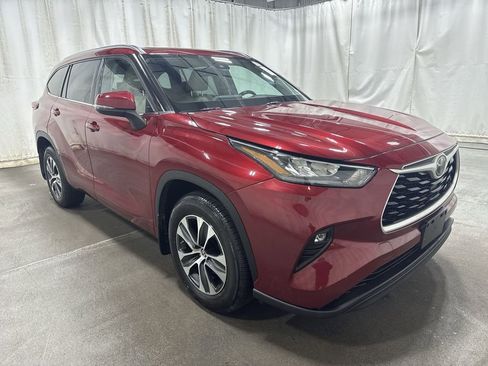 Used 2020 Toyota Highlander XLE image 6