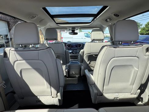 Used 2020 Chrysler Pacifica Limited FWD image 42