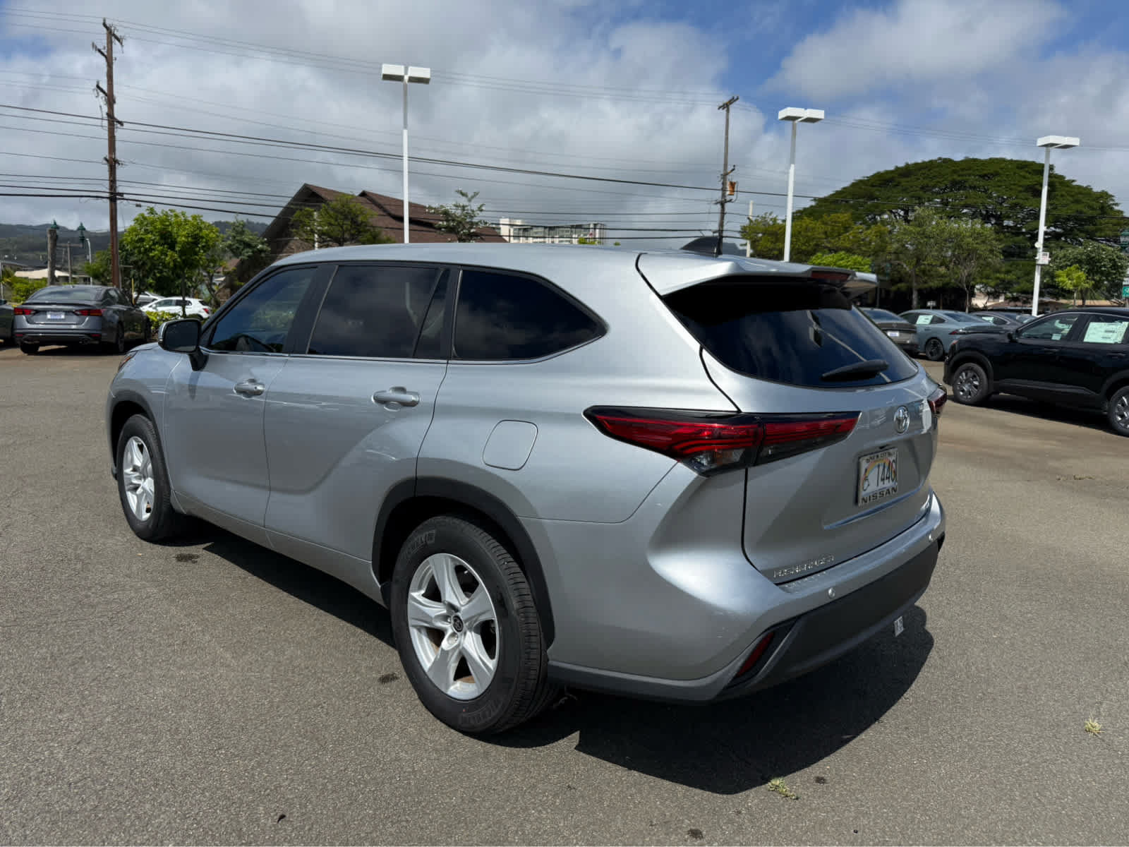 Used 2023 Toyota Highlander LE FWD image 4