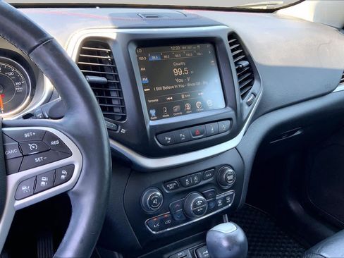 Used 2017 Jeep Cherokee Trailhawk AWD/4WD image 6