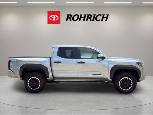 Used 2024 Toyota Tacoma TRD Off-Road AWD/4WD image 5