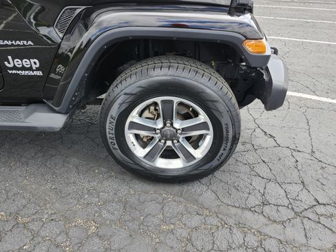 Used 2018 Jeep Wrangler Unlimited Sahara w/ Cold Weather Group AWD/4WD image 12
