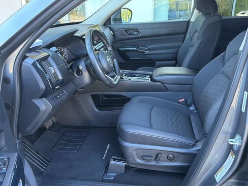 Used 2025 Nissan Pathfinder SV FWD image 10