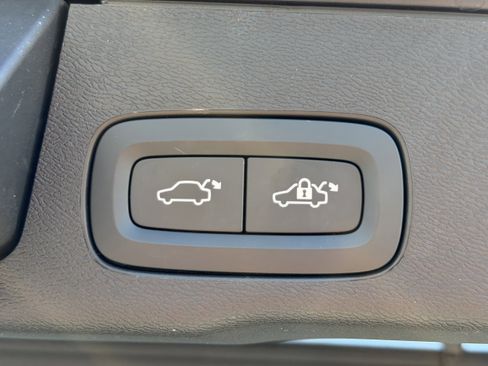 Certified 2023 Volvo XC60 B5 Ultimate w/ Protection Package Premier image 11