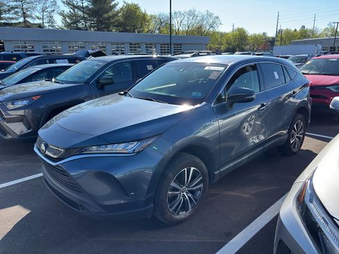 Used 2021 Toyota Venza LE image 2