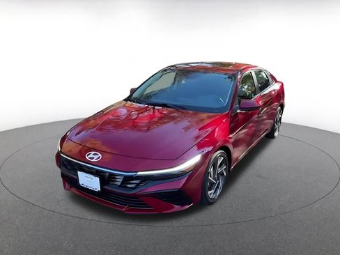 Used 2025 Hyundai Elantra SEL image 3