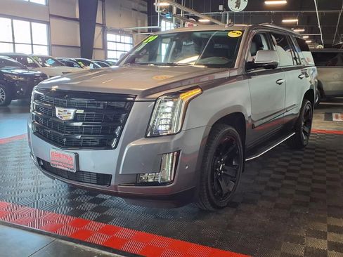 Used 2020 Cadillac Escalade Luxury w/ Escalade Sport Edition AWD/4WD image 4
