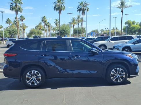 Used 2023 Toyota Highlander XLE FWD image 3