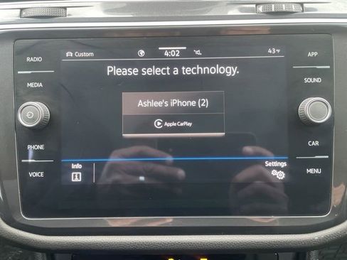 Certified 2024 Volkswagen Tiguan SE w/ Panoramic Sunroof Package image 19