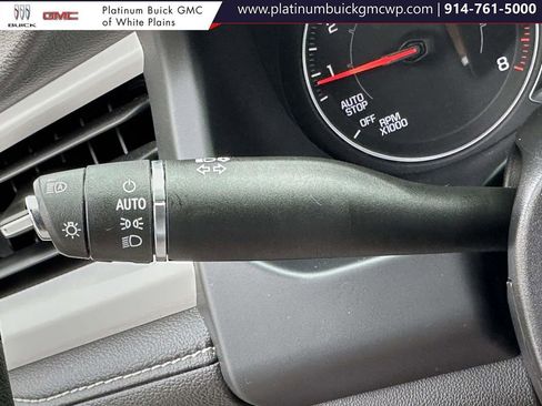 Used 2023 GMC Acadia SLE image 32