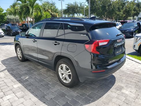 Used 2024 GMC Terrain SLE w/ Driver Convenience Package FWD image 4