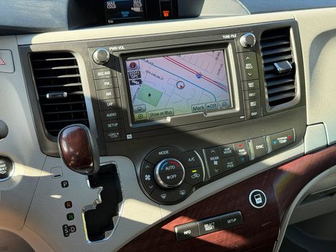 Used 2013 Toyota Sienna XLE w/ Premium Pkg FWD image 14