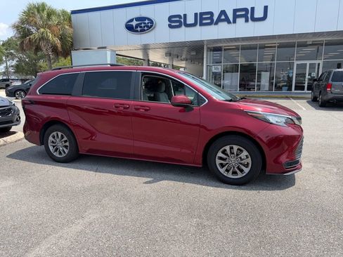Used 2022 Toyota Sienna LE FWD image 1