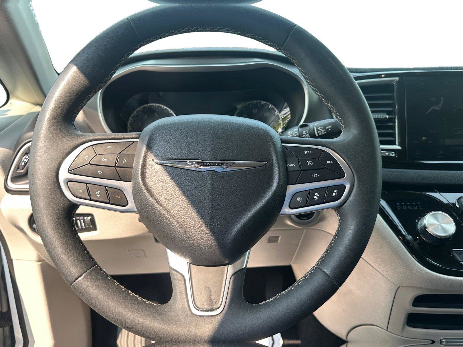 Used 2023 Chrysler Pacifica Touring-L FWD image 17