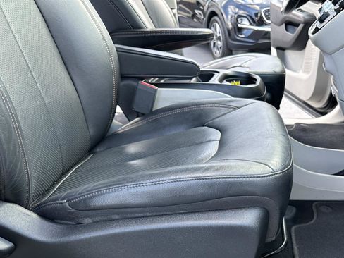 Used 2019 Chrysler Pacifica Touring-L FWD image 49