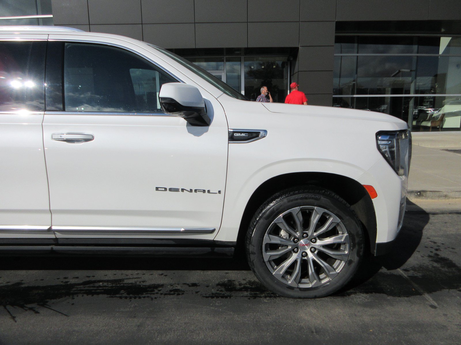 Used 2021 GMC Yukon XL Denali w/ Denali Premium Package AWD/4WD image 15