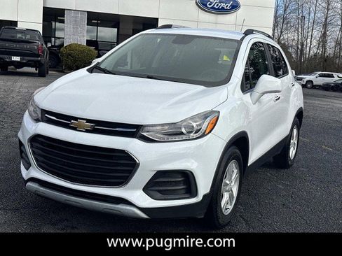 Used 2017 Chevrolet Trax LT w/ LT Convenience Package image 3