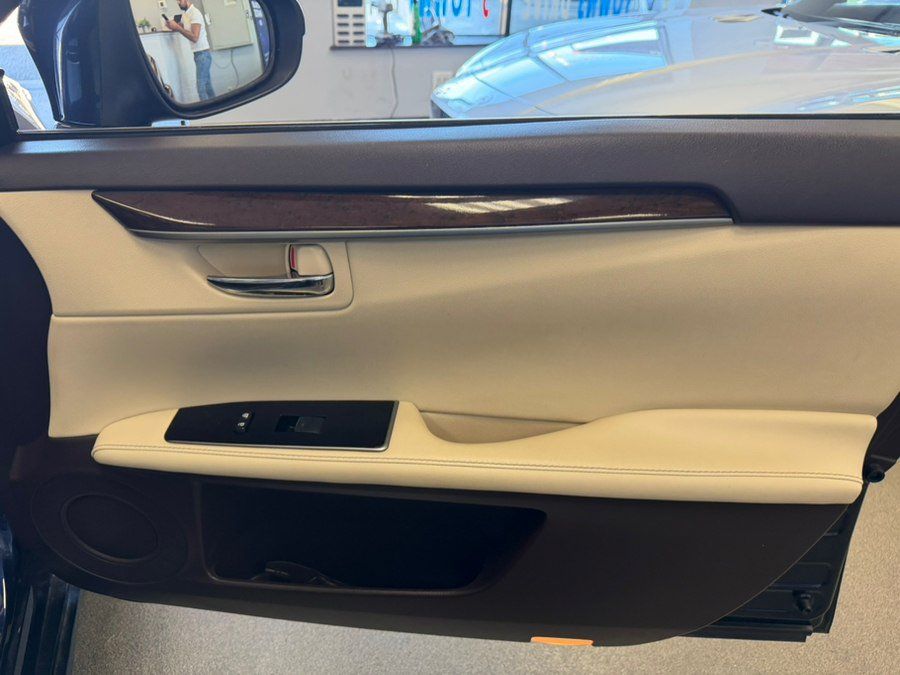 Used 2016 Lexus ES 350 w/ Luxury Package w/Wood Trim FWD image 53