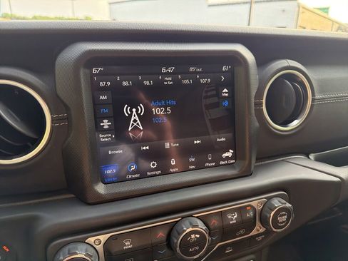 Used 2023 Jeep Wrangler Unlimited Sahara AWD/4WD image 17