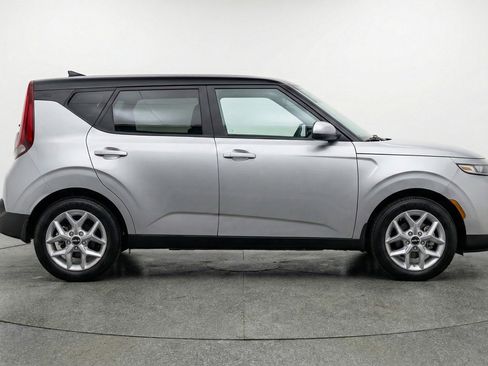 Used 2025 Kia Soul LX w/ LX Technology Package FWD image 11