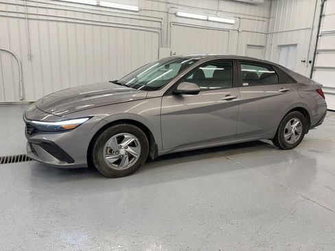Used 2024 Hyundai Elantra SE image 10