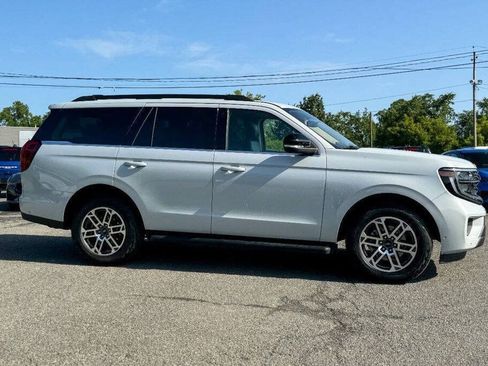 Used 2025 Ford Expedition Active AWD/4WD image 2