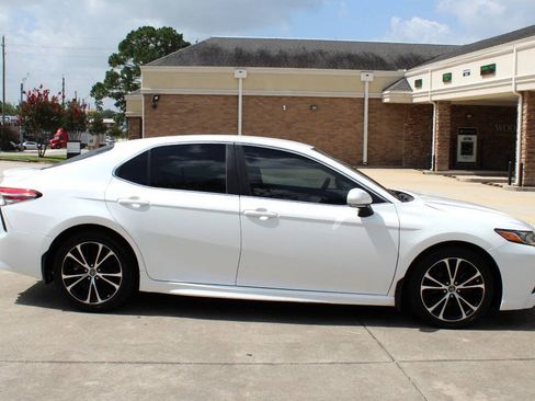 Used 2018 Toyota Camry SE w/ Convenience Package FWD image 1