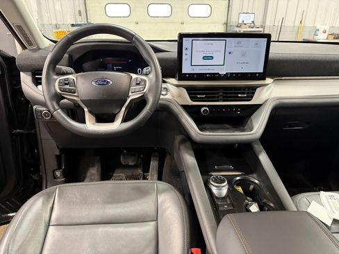 Used 2025 Ford Explorer Active w/ Active Comfort Package image 2