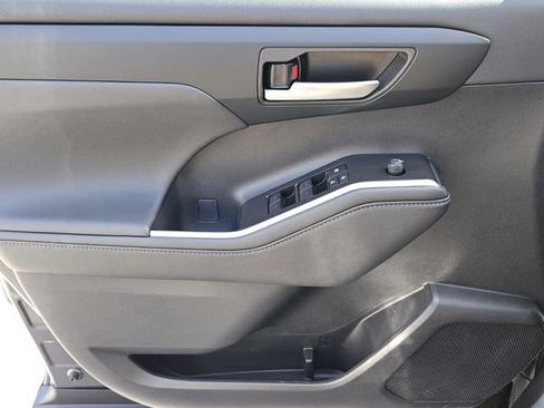 Used 2023 Toyota Highlander XLE image 16