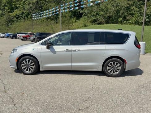 Used 2024 Chrysler Pacifica Limited FWD image 8