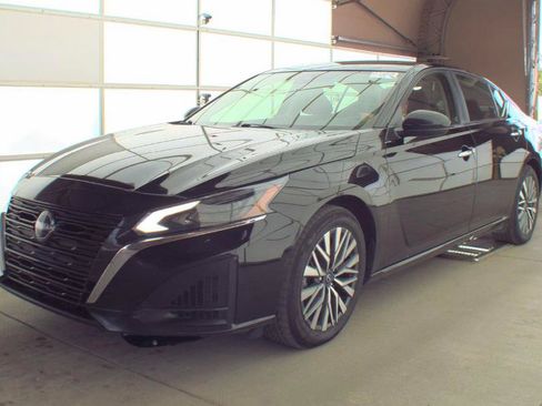 Used 2023 Nissan Altima 2.5 SV w/ SV Premium Package AWD/4WD image 4