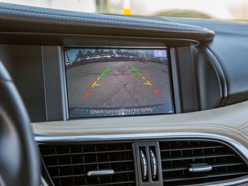 Used 2018 INFINITI QX30 Premium w/ Navigation Package image 16