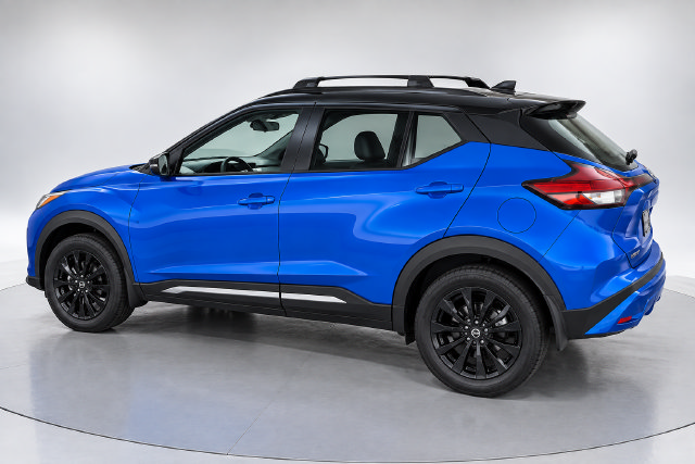 Used 2023 Nissan Kicks SR w/ SR Premium Package FWD image 2