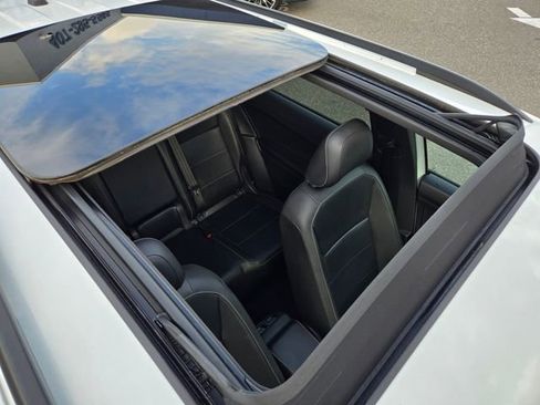 Used 2021 Volkswagen Tiguan SE R-Line image 9