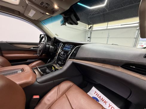 Used 2018 Cadillac Escalade Luxury AWD/4WD image 27